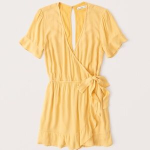 Abercrombie women’s yellow tie front flowy romper size XS